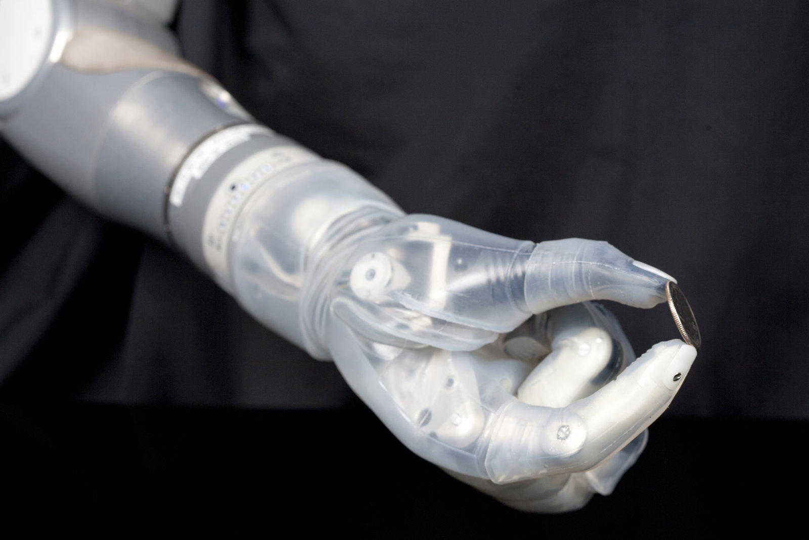 セグウェイ発明者の高機能電動ロボット義手「LUKE arm」を今年末にも一般発売へ