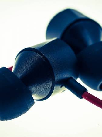 in-ear-headphones-music-audio-headphones-earphones-956479