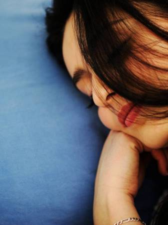 young-woman-sleeping-on-bed_hylj9dpbs